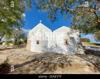 Piccola chiesa bianca San Giorgio Sarandaris su Capo Sarandaris nell'isola di Creta, Grecia Foto Stock