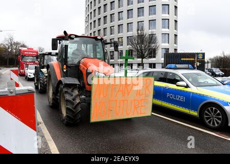 Friedrichshafen, Germania. 09 febbraio 2021. Con un poster che indica "No Farmer, No Future!" Sul suo trattore, un agricoltore dimostra nei dintorni dell'ufficio amministrativo distrettuale del distretto di Lake Constance contro la legge prevista per la protezione degli insetti. Circa 150 agricoltori con i loro trattori fanno il loro giro intorno all'ufficio distrettuale. Credit: Felix Kästle/dpa/Alamy Live News Foto Stock