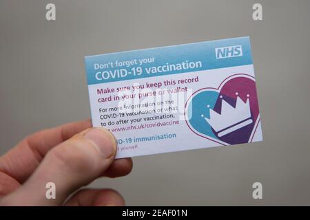 OXFORD, UK - Febbraio 2020: Una persona ha un promemoria di vaccinazione NHS Covid-19 Foto Stock