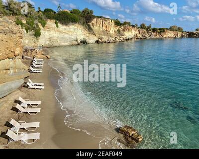 Spiaggia di Saradari con vividi colori blu dell'acqua e sabbia gialla Isola di Creta Foto Stock