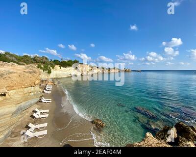 Spiaggia di Saradari con vividi colori blu dell'acqua e sabbia gialla Isola di Creta Foto Stock