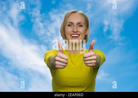 La donna sta mostrando come un gesto con entrambe le mani. Foto Stock