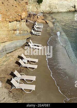 Spiaggia di Saradari con vividi colori blu dell'acqua e sabbia gialla Isola di Creta Foto Stock