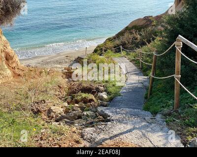 Incredibile spiaggia di Sarantari con vividi colori blu acqua e giallo Sabbia nell'isola di Creta Foto Stock