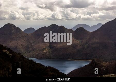 Guardando verso il basso la diga di Blyde, ai margini del Blyde River Canyon in Sud Africa, come si vede da lontano in una mattinata sovrastata Foto Stock