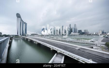 Singapore - 30 ago 2019: Vista di Marina Bay all'alba con il resort Sands, il Museo ArtScience e il ponte Helix che si riflette sull'acqua Foto Stock