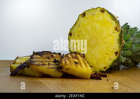 Ananas allevato con chill, per il dolore Unito Relief.Mix ananas a dadini e peperoncino Foto Stock