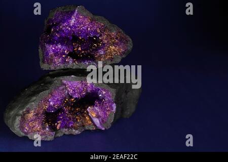 Primo piano della pietra geode viola, messa a fuoco selettiva Foto Stock