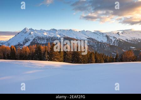 Vista sul gruppo montuoso del Lagorai. Stagione invernale. Luce del sole al tramonto. Trentino. Alpi Italiane. Europa. Foto Stock