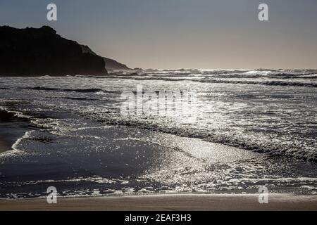 Atlantico con linea di scogliera vicino Odeveixe, Algarve, Portogallo Foto Stock