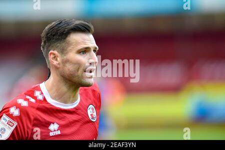 Mark Wright of Crawley durante la Sky Bet League due partite tra Crawley Town e Harrogate Town al People's Pension Stadium , Crawley , UK - 6 febbraio 2021 - solo per uso editoriale. Nessuna merchandising. Per le immagini di calcio si applicano restrizioni fa e Premier League inc. Nessun utilizzo di Internet/mobile senza licenza FAPL - per i dettagli contattare Football Dataco Foto Stock