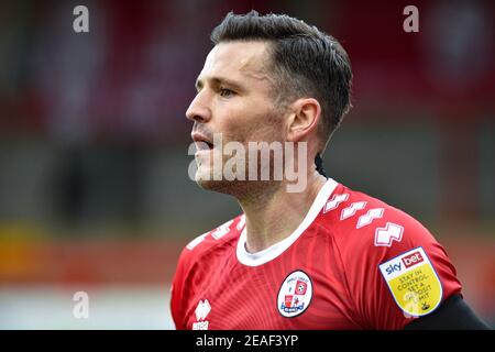 Mark Wright of Crawley durante la Sky Bet League due partite tra Crawley Town e Harrogate Town al People's Pension Stadium , Crawley , UK - 6 febbraio 2021 - solo per uso editoriale. Nessuna merchandising. Per le immagini di calcio si applicano restrizioni fa e Premier League inc. Nessun utilizzo di Internet/mobile senza licenza FAPL - per i dettagli contattare Football Dataco Foto Stock