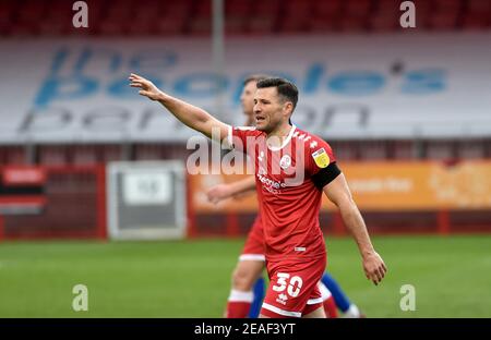 Mark Wright of Crawley durante la Sky Bet League due partite tra Crawley Town e Harrogate Town al People's Pension Stadium , Crawley , UK - 6 febbraio 2021 - solo per uso editoriale. Nessuna merchandising. Per le immagini di calcio si applicano restrizioni fa e Premier League inc. Nessun utilizzo di Internet/mobile senza licenza FAPL - per i dettagli contattare Football Dataco Foto Stock