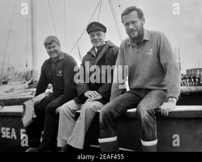 CON UNA SOLA MANO GLI YACHTSMEN DEL MONDO CHAY BLYTH, A SINISTRA, SIR ALEC ROSE, AL CENTRO, E ROBIN KNOX-JOHNSTON PRIMA DELL'INIZIO DELLA LORO GARA DI CHALLENG DA GOSPORT ALL'ISOLA DI WIGHT 1983 Foto Stock