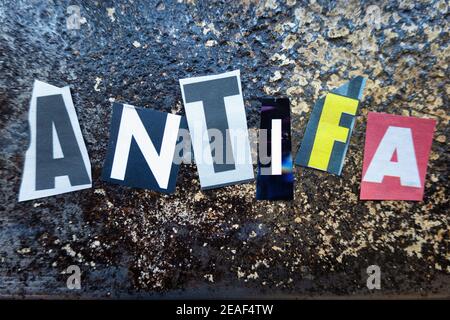 TheWord 'ANTIFA' usando le lettere di carta ritagliate nella tipografia di effetto di nota di riscatto, USA Foto Stock