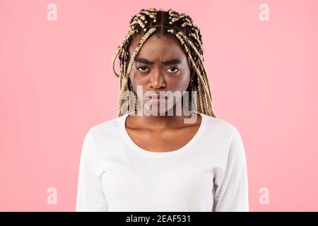 Triste donna afroamericana sentendosi turbata e depressa Foto Stock
