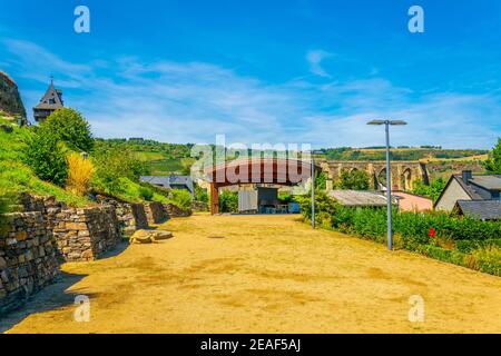 Giardino cittadino vicino alle rovine di un antico monastero di Oberwesel, Germania Foto Stock