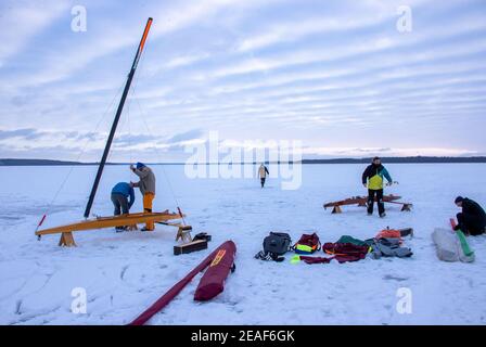 Alt Schwerin, Germania. 09 febbraio 2021. I marinai del ghiaccio smantellano le loro slitte sulla superficie ghiacciata del lago Plauer. Le temperature gelide forniscono una coperta di ghiaccio sui laghi e sui canali del Meclemburgo-Vorpommern. Credit: Jens Büttner/dpa-Zentralbild/dpa/Alamy Live News Foto Stock