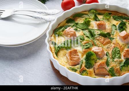 Frittata all'uovo, omelette con salmone, broccoli e spinaci, dieta sana e chetogena Foto Stock