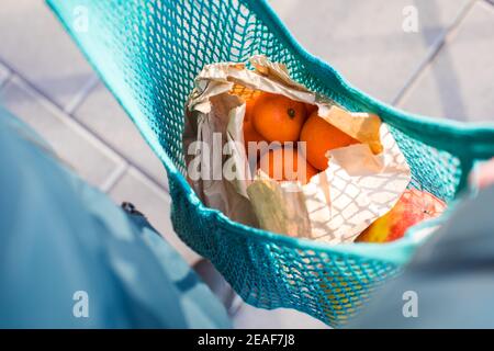 Consumismo concio concetto di utilizzo di borse per la spesa sostenibili Foto Stock