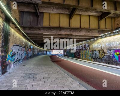Strada sotto Temple Meads stazione ferroviaria a Bristol UK Made ecocompatibile con ampia pista ciclabile e stretta corsia singola Foto Stock