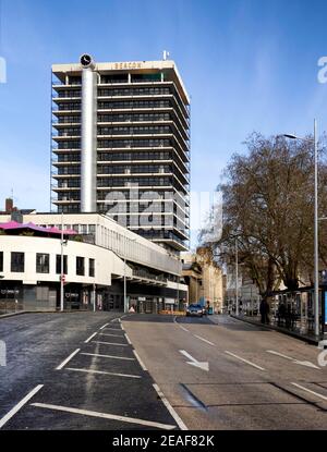 La vecchia Colston Tower nel centro di Bristol cambia nome A Beacon Tower dopo la controversa scomparsa della statua di Edward Colston nel 2020 Foto Stock