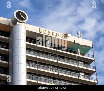 Operai sulla vecchia Colston Tower nel centro di Bristol Changing Il suo nome a Beacon Tower dopo la controversa scomparsa di Edoardo La statua di Colston nel 2020 Foto Stock