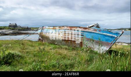 La barca derelict è ormeggiata vicino a Ballyconneely a Connemara, a ovest Costa d'Irlanda Foto Stock