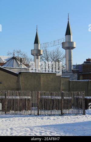 AALST, BELGIO, 9 FEBBRAIO 2021: La moschea turca Kevser Camii ad Aalst. La moschea serve la comunità musulmana turca locale, Foto Stock