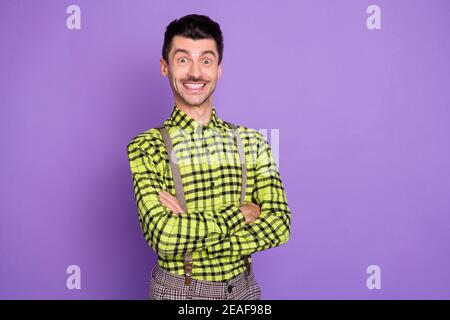 Foto di giovane felice positivo gioioso sorridente allegro buon umore uomo con le mani incrociate isolato su sfondo di colore viola Foto Stock