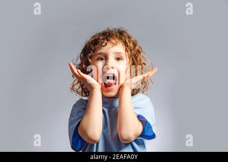 la bella bambina esprime un'emozione di gioia Foto Stock