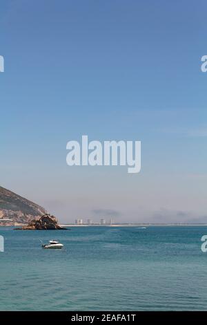 Vista della penisola di Troia nel paesaggio costiero di Arrabida in Portogallo Foto Stock