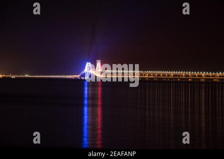 Ponte di Crimea sullo stretto di Kerch di notte Russia Foto Stock