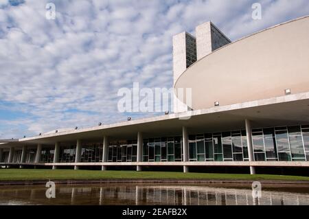 BRASILIA, BRASILE - 3 GIUGNO 2015: Congresso Nazionale Brasiliano. L'edificio è stato progettato da Oscar Niemeyer in stile brasiliano moderno. Foto Stock