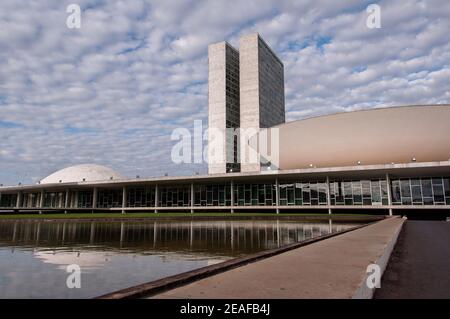 BRASILIA, BRASILE - 3 GIUGNO 2015: Congresso Nazionale Brasiliano. L'edificio è stato progettato da Oscar Niemeyer in stile brasiliano moderno. Foto Stock