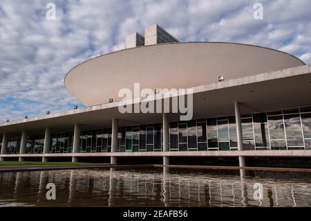 BRASILIA, BRASILE - 3 GIUGNO 2015: Congresso Nazionale Brasiliano. L'edificio è stato progettato da Oscar Niemeyer in stile brasiliano moderno. Foto Stock