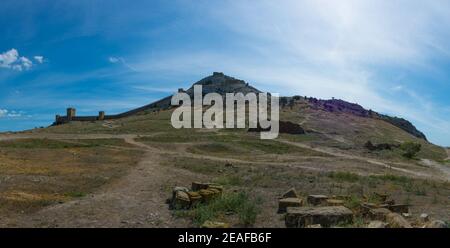 La fortezza genovese è una fortezza della città di Sudak, Crimea, costruita dai genovesi come roccaforte della loro colonia nel nord del Mar Nero regio Foto Stock