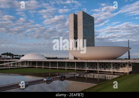 BRASILIA, BRASILE - 3 GIUGNO 2015: Congresso Nazionale Brasiliano. L'edificio è stato progettato da Oscar Niemeyer in stile brasiliano moderno. Foto Stock