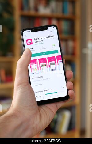 VARSAVIA, POLONIA - 29 GENNAIO 2021: Utente che installa l'applicazione per la consegna di alimenti Foodora su un sistema operativo Android, smartphone Xiaomi. Foto Stock