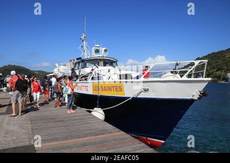 GUADALUPA, FRANCIA - 5 DICEMBRE 2019: I passeggeri arrivano su un traghetto a Les Saintes, Guadalupa, nell'arcipelago delle piccole Antille dei Caraibi. Foto Stock