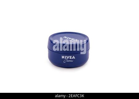 NIVEA Creme 100ml, la crema per la pelle famosa al mondo in vaso di plastica su sfondo bianco Foto Stock