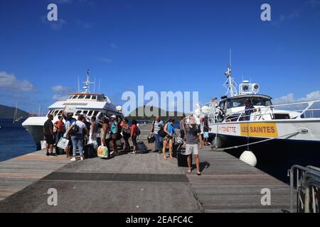 GUADALUPA, FRANCIA - 5 DICEMBRE 2019: I passeggeri arrivano su un traghetto a Les Saintes, Guadalupa, nell'arcipelago delle piccole Antille dei Caraibi. Foto Stock