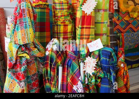 GUADALUPA, FRANCIA - 6 DICEMBRE 2019: Madras plaid tradizionale tessile caraibico a Pointe-a-Pitre città, Guadalupa. Pointe-a-Pitre è il più grande c Foto Stock