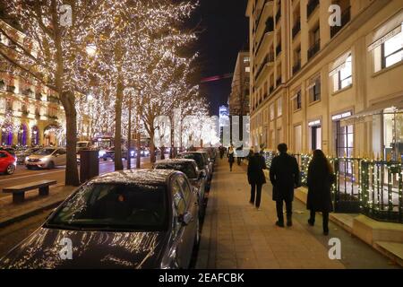 Parigi, Francia - 10 dicembre 2019: Natale decorazioni in Avenue Montaigne di Parigi, Francia. Parigi è la città più grande di Francia, con 12,5 milioni di Foto Stock
