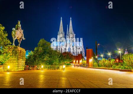 Vista notturna della cattedrale e della statua di guglielmo II a Colonia, in Germania Foto Stock