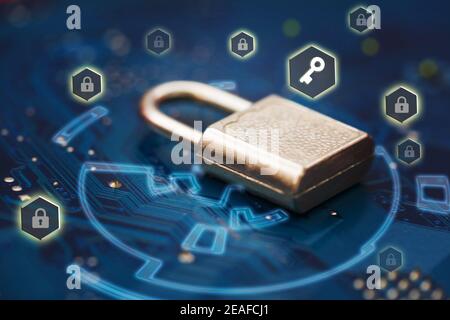 Chiusura del blocco di sicurezza sulla scheda a circuito stampato blu di sfondo del computer. Cyber Security, protezione antivirus, business, tecnologia web, internet e netwo Foto Stock