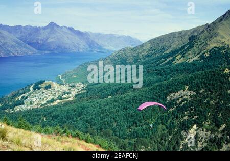 1992 - Nuova Zelanda Queenstown Isola del Sud Nuova zelanda due Persone in parapendio tandem esperienza di salto dalla cima della bob sopra il lago wakatipu queenstown nuova zelanda isola del sud nuova zelanda Foto Stock