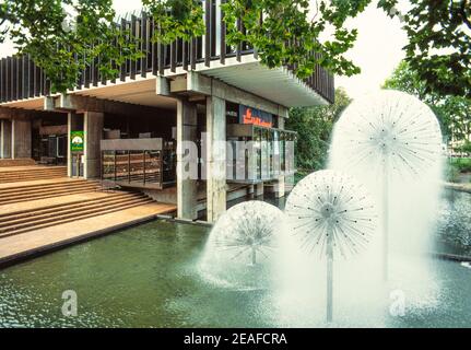 1992 Nuova Zelanda Christchurch. La fontana Ferrier di fronte al Boaters Restaurant, Christchurch, è stata donata nel 1972 dal signor e dalla signora Jack Ferrier per celebrare l'apertura del Municipio. Fontana Ferrier a forma di dente di leone all'esterno del ristorante Town Hall, bar e ristorante Boaters, Municipio e Teatro in Victoria Square. Queste fontane sono state danneggiate nel terremoto del 2011 e nel 2019 sono state ripristinate al funzionamento. Christchurch Canterbury Isola del Sud Nuova Zelanda Foto Stock