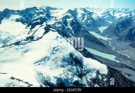 1992 Nuova Zelanda - Vista aerea delle Alpi meridionali, tra cui il Monte Cook , montagne innevate e ghiacciai nel Parco Nazionale del Monte Cook. Un volo su remote valli alpine e ghiacciai delle Alpi meridionali e avvicinandosi all'Aoraki Mt Cook. Isola del Sud Nuova Zelanda Foto Stock