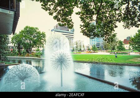 1992 Nuova Zelanda Christchurch. La fontana Ferrier di fronte al Boaters Restaurant, Christchurch, è stata donata nel 1972 dal signor e dalla signora Jack Ferrier per celebrare l'apertura del Municipio. Fontana Ferrier a forma di dente di leone all'esterno del ristorante Town Hall, bar e ristorante Boaters, Municipio e Teatro in Victoria Square. Queste fontane sono state danneggiate nel terremoto del 2011 e nel 2019 sono state ripristinate al funzionamento. Christchurch Canterbury Isola del Sud Nuova Zelanda Foto Stock